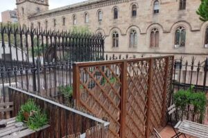 Ecozentric urban hostel