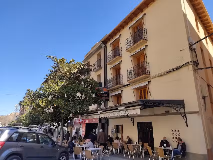 HOSTAL López no es Albergue en Graus
