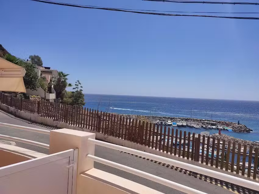 Hostal y Apartamentos -estudios Las Olas