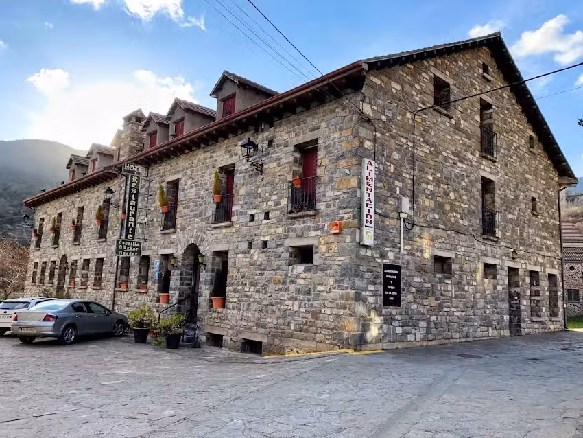 Hotel Restaurante Castillo D Acher