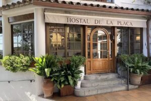 Restaurant i Hotel Boutique «Hostal de la Plaça» a Cabrils
